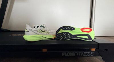Hoka Mach 7 vue de profil et semelle extérieure visible posées sur un tapis de course FlowFitness, zones Durabrasion et Sticky Rubber identifiables