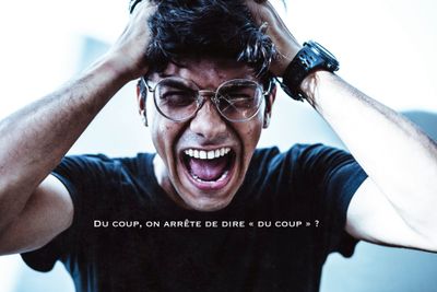 Un homme exaspéré crie en se tenant la tête à deux mains, avec la question : du coup, on arrête de dire « du coup » ?