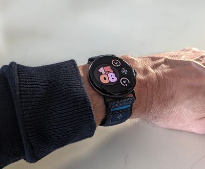 Pixel Watch 5 au poignet avec cadran affichant l’heure, la température et le pourcentage de la bague cardio hebdomadaire”