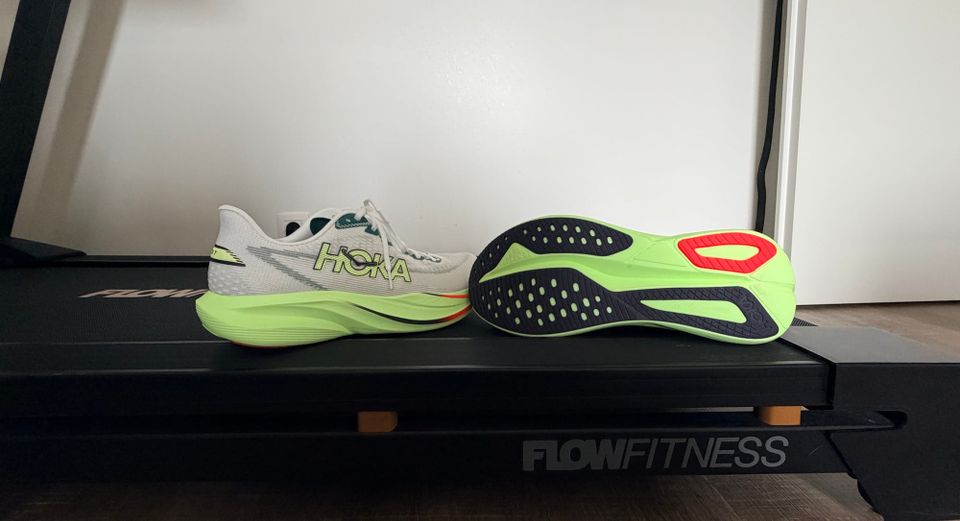 Hoka Mach 7 vue de profil et semelle extérieure visible posées sur un tapis de course FlowFitness, zones Durabrasion et Sticky Rubber identifiables