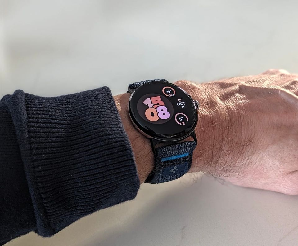 Pixel Watch 5 au poignet avec cadran affichant l’heure, la température et le pourcentage de la bague cardio hebdomadaire”