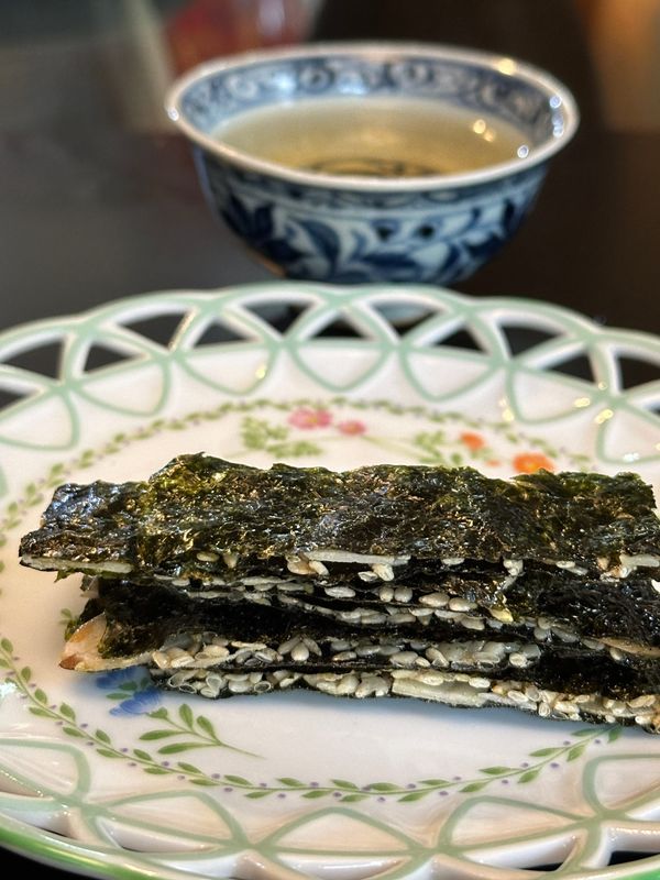 The Perfect Pairing of Tea and Seaweed: Curating a Flavorful Teatime Experience