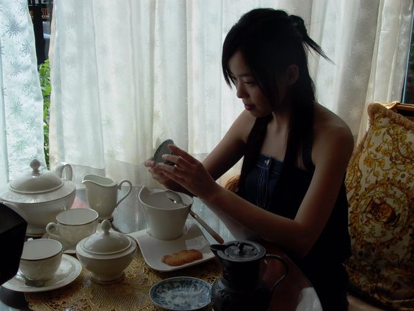 From Cha to Tea: How Black Tea Conquered European Courts and Social Circles