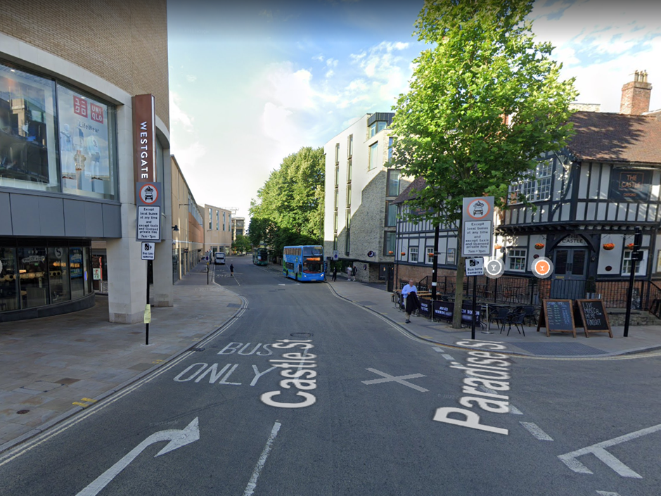 Traffic signs indicating an existing traffic filter on Castle Street in central Oxford