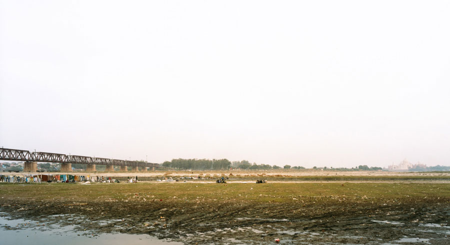 Agra, 2008 
From the series Horizons 
Chromogenic Color Print 
© Sze Tsung Leong, Courtesy Yossi Milo Gallery, NYC 
