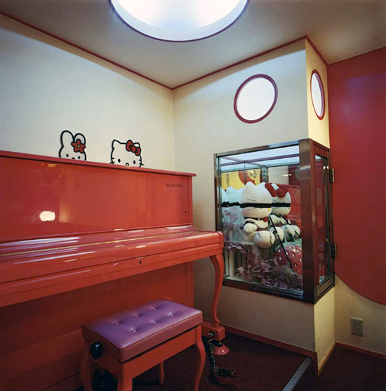 Bondage Kitty (Hello Kitty S&M Room), Hotel Adonis, Osaka 2004