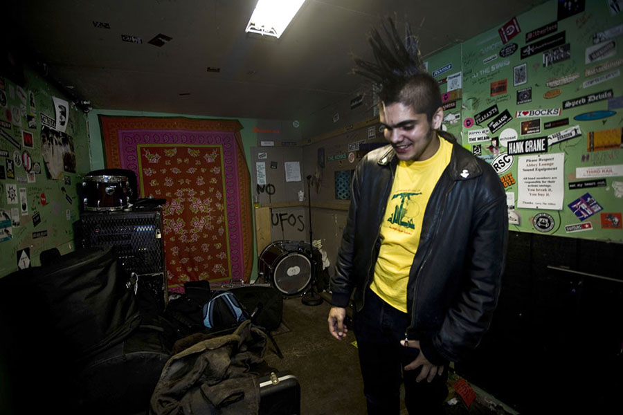 Kominas lead singer Basim Usmani, Abbey Lounge, Cambridge, Mass., 2006