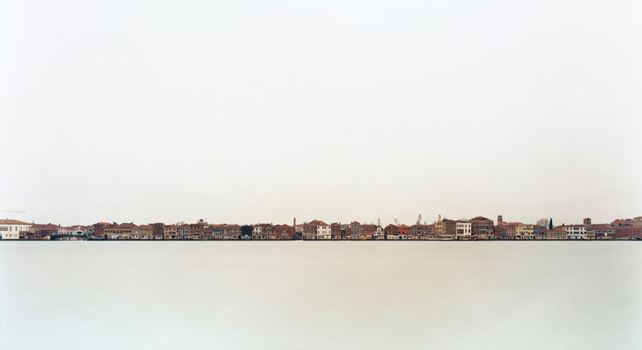 Canale della Giudecca I, Venezia, 2007 
From the series Horizons 
Chromogenic Color Print 
© Sze Tsung Leong, Courtesy Yossi Milo Gallery, NYC 
