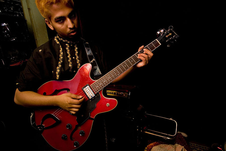Kominas guitarist Arjun Ray at Galapagos Art Space, Brooklyn, 2007
