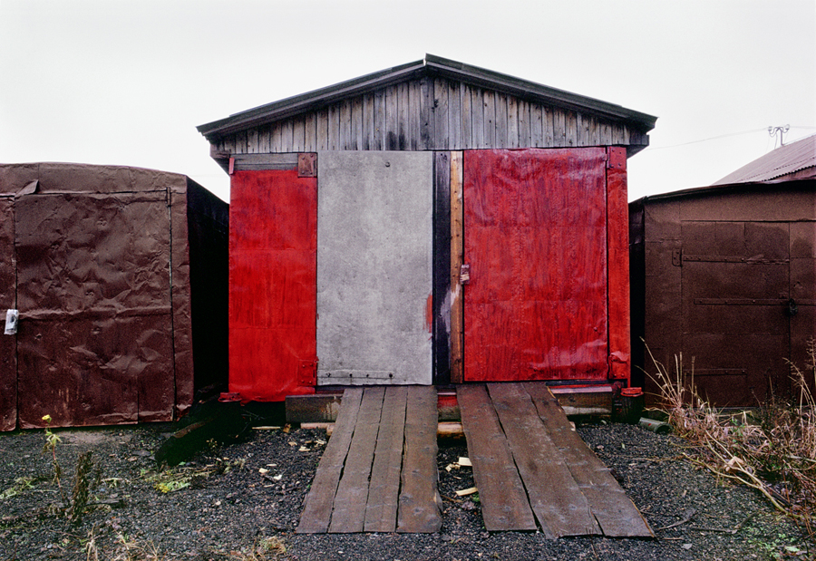 Le garage, Kholmogori, 1998
C-Print
© Lise Sarfati, Courtesy Yossi Milo Gallery, New York