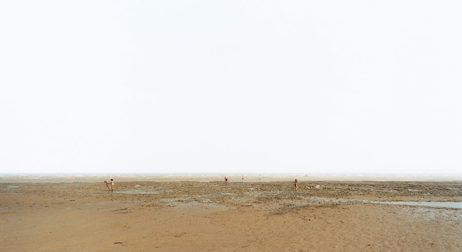 Dungeness III, 2003 
From the series Horizons 
Chromogenic Color Print 
© Sze Tsung Leong, Courtesy Yossi Milo Gallery, NYC 

