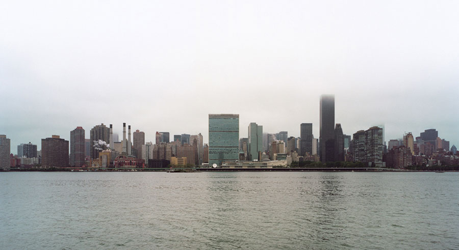 East River, 2002 
From the series Horizons 
Chromogenic Color Print 
© Sze Tsung Leong, Courtesy Yossi Milo Gallery, NYC
