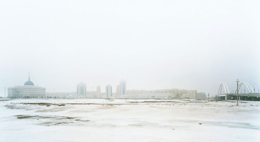Esil River, Astana, Kazakhstan, 2007 
From the series Horizons 
Chromogenic Color Print 
© Sze Tsung Leong, Courtesy Yossi Milo Gallery, NYC