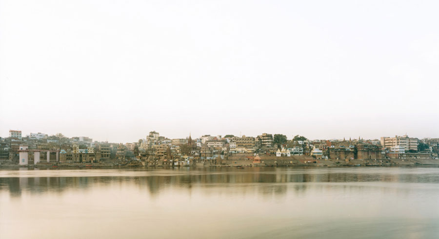Ganga (Ganges) I, Banaras, 2008 
From the series Horizons 
Chromogenic Color Print 
© Sze Tsung Leong, Courtesy Yossi Milo Gallery, NYC