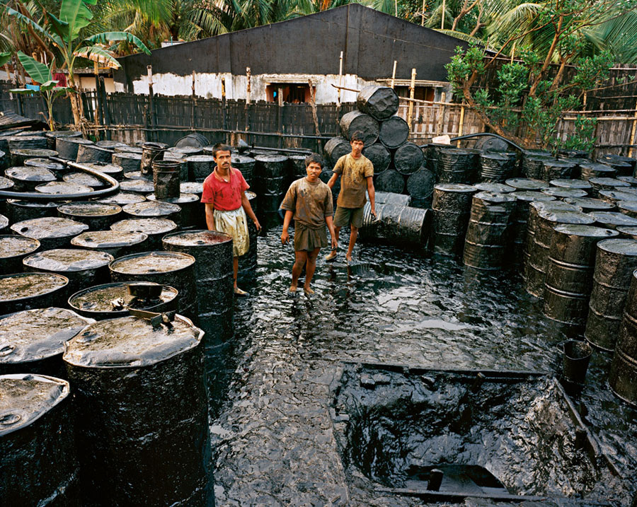 Recycling #2<br />
Chittagong, Bangladesh, 2001