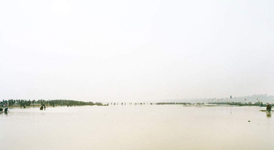 Sangam I, Allahabad, 2008 
From the series Horizons 
Chromogenic Color Print 
© Sze Tsung Leong, Courtesy Yossi Milo Gallery, NYC 
