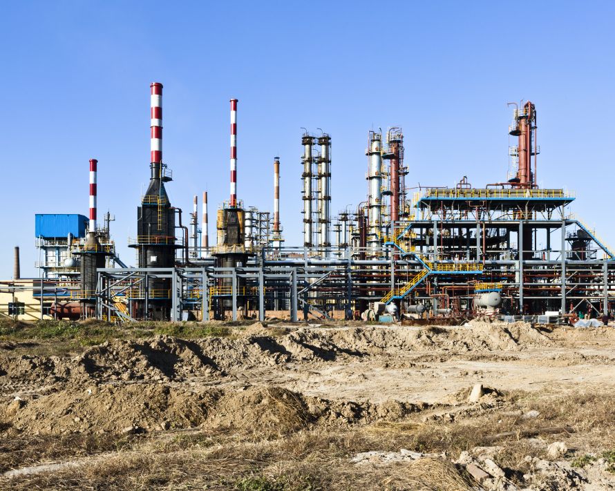 Boxing, Nov. 13, 2010: An oil and gas refinery with a neighboring biofuel power station. Part of the refinery’s energy needs are supplied as heat and steam from the biofuel combustion. (Photo by Toby Smith. Reportage by Getty Images.)