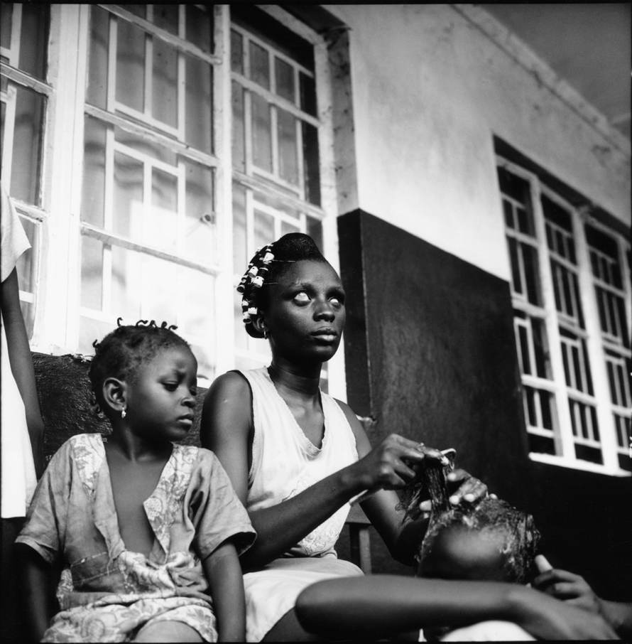 Untitled, 1999-2003 (braiding hair), © Tim Hetherington, Courtesy Yossi Milo Gallery, New York