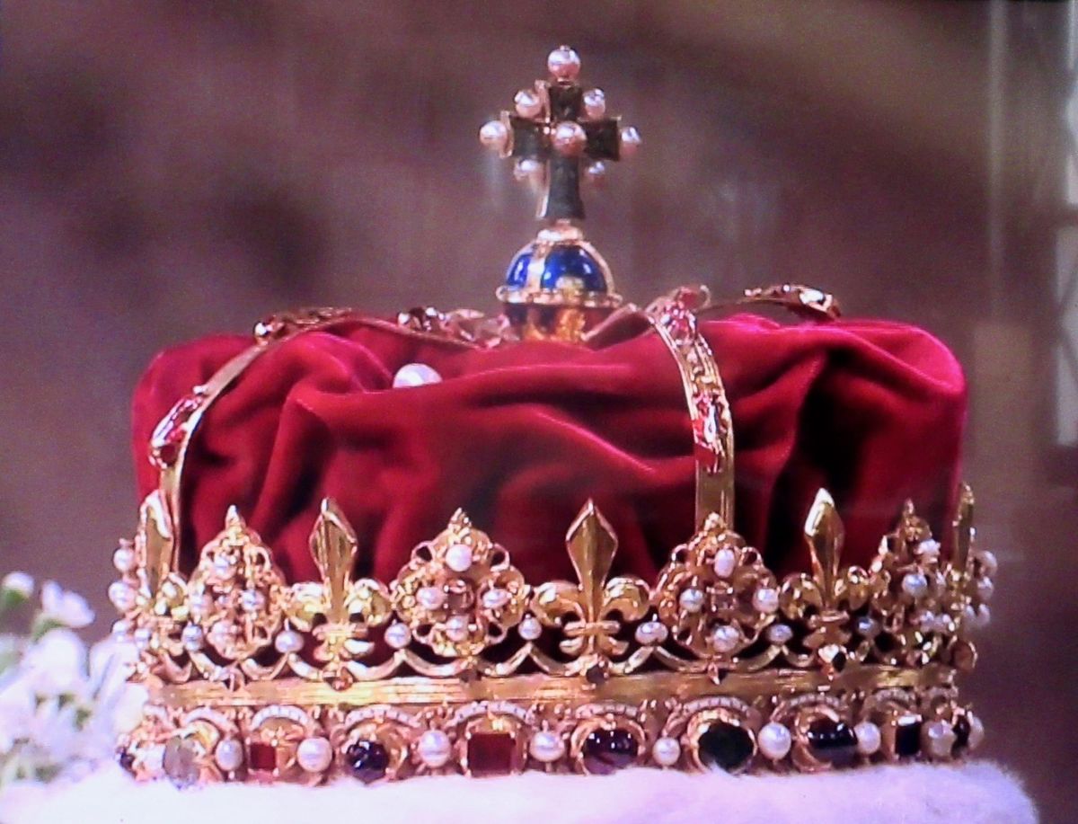 Should America switch to a monarchy system?