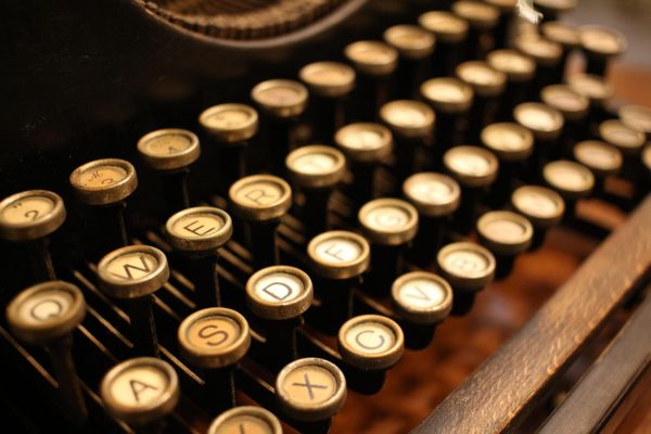 A closeup of a keyboard on an old typewriter
