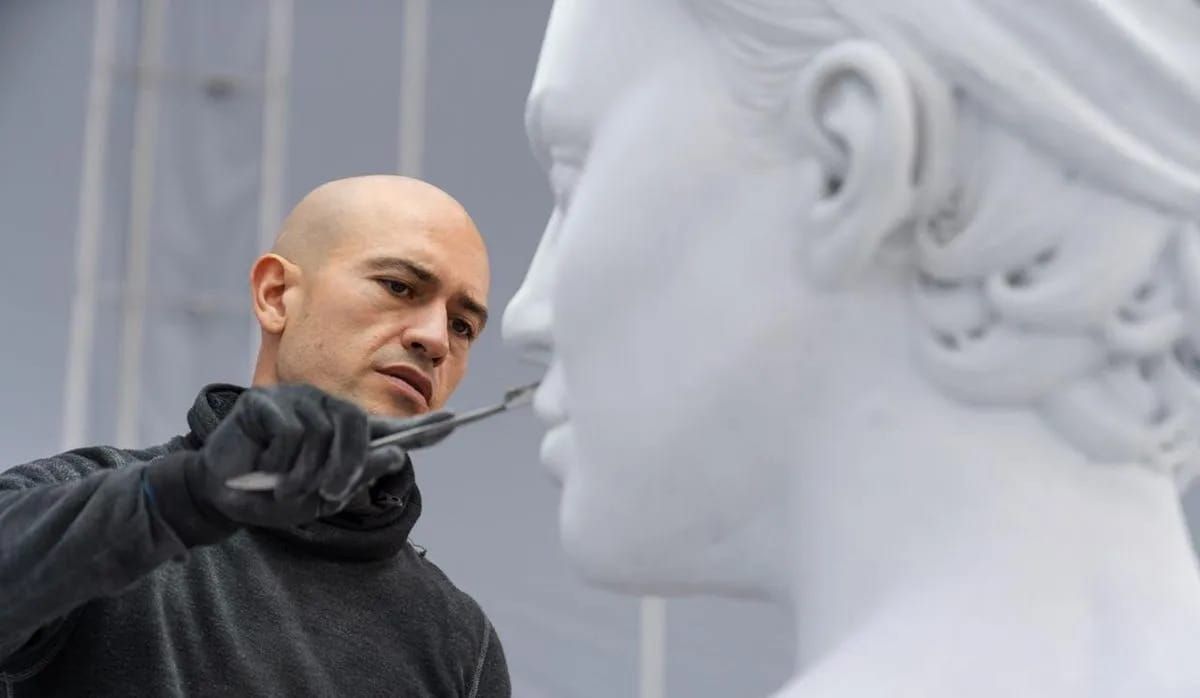 (Intermedio) Jago: il giovane scultore italiano che ha riportato il marmo nel futuro