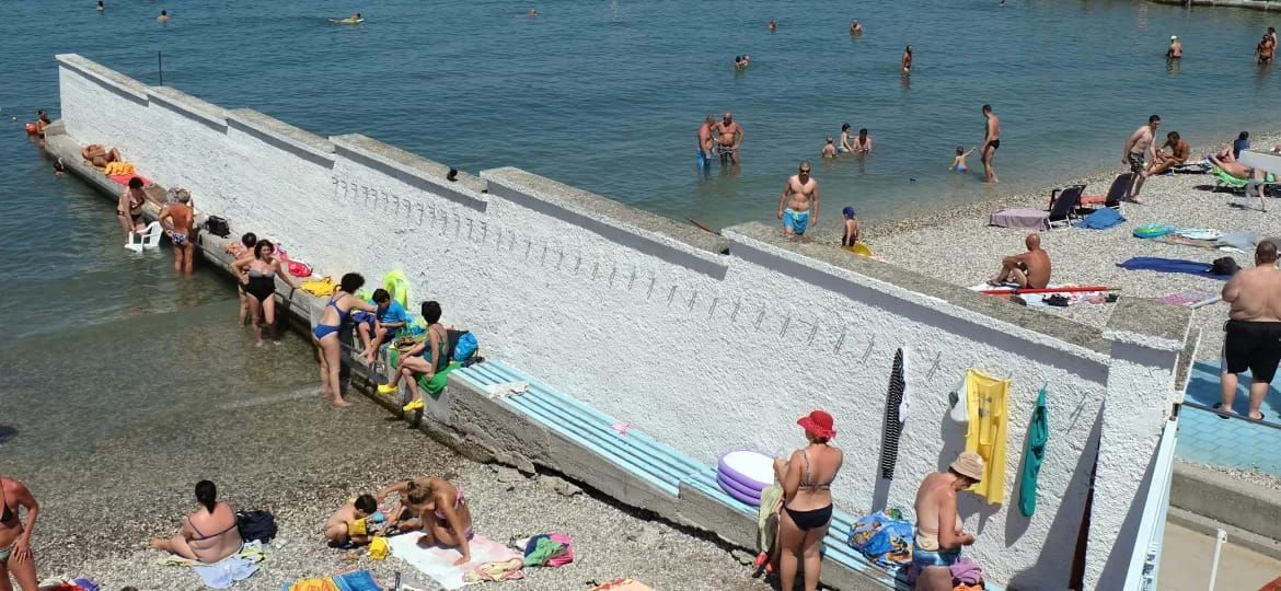 (Intermedio) Il Pedocìn: il muro della spiaggia di Trieste che divide uomini e donne