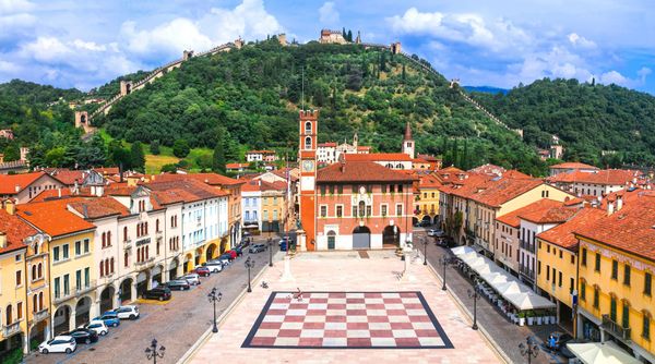 (Principiante) Marostica: il paese degli scacchi viventi