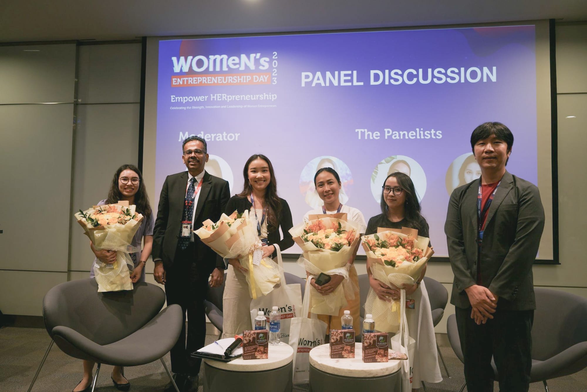 Diễn giả và đại diện ban tổ chức sự kiện Empowering HERpreneurship. Ảnh: RMIT Việt Nam