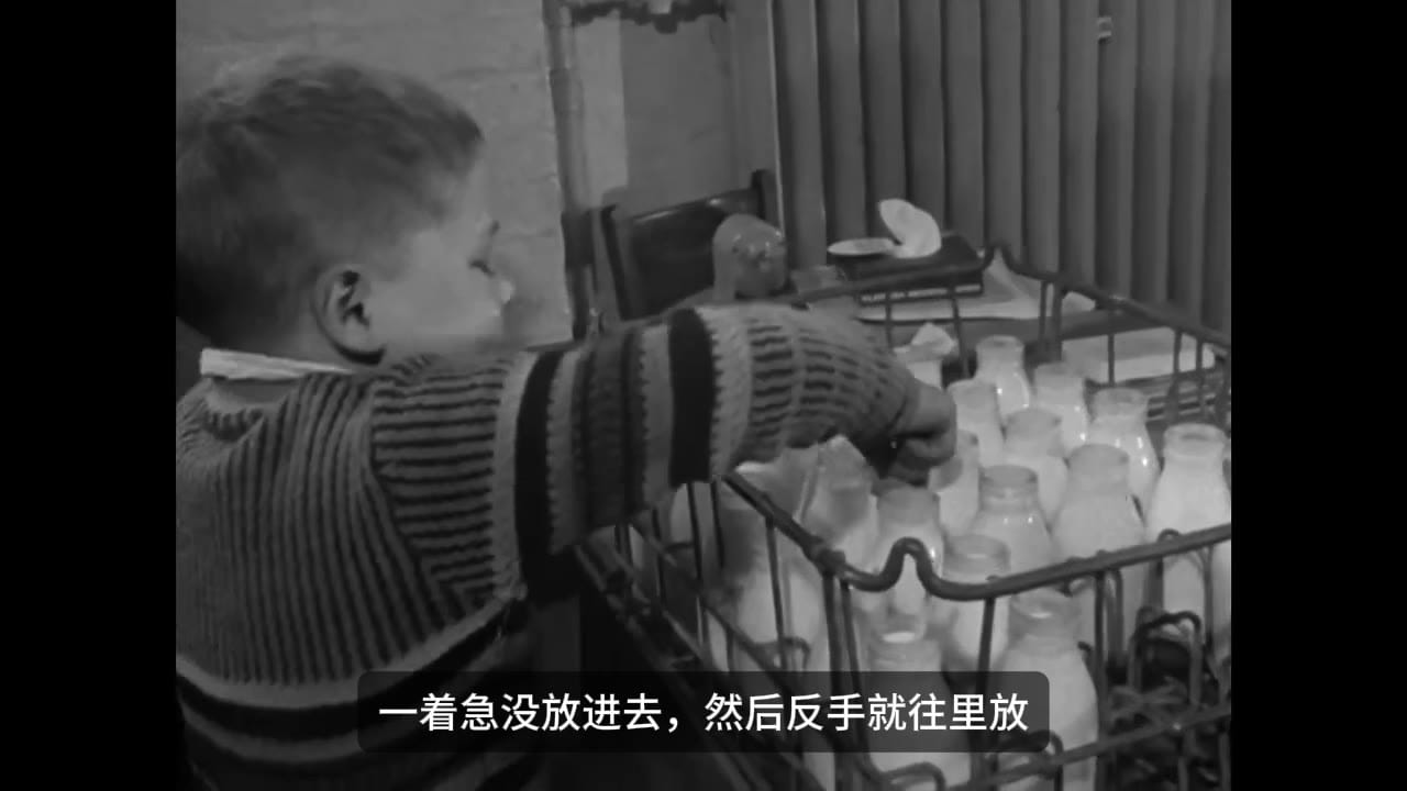 人生七年 Tony 小时候给牛奶瓶插吸管