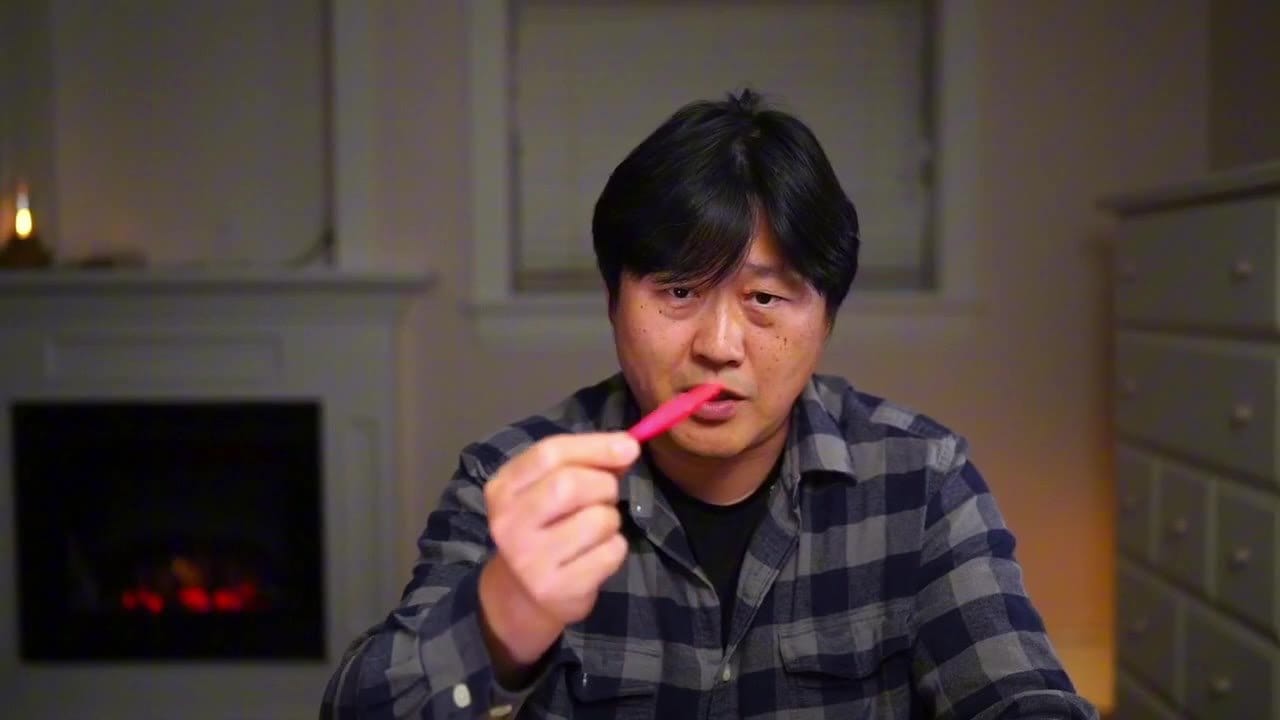 年爸手里拿着钓三文鱼用的金属饵