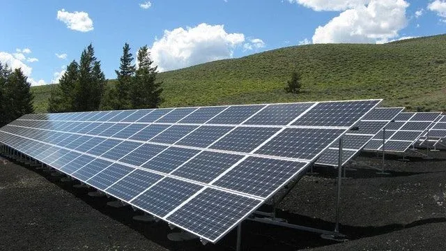 Paneles solares instalados en el suelo