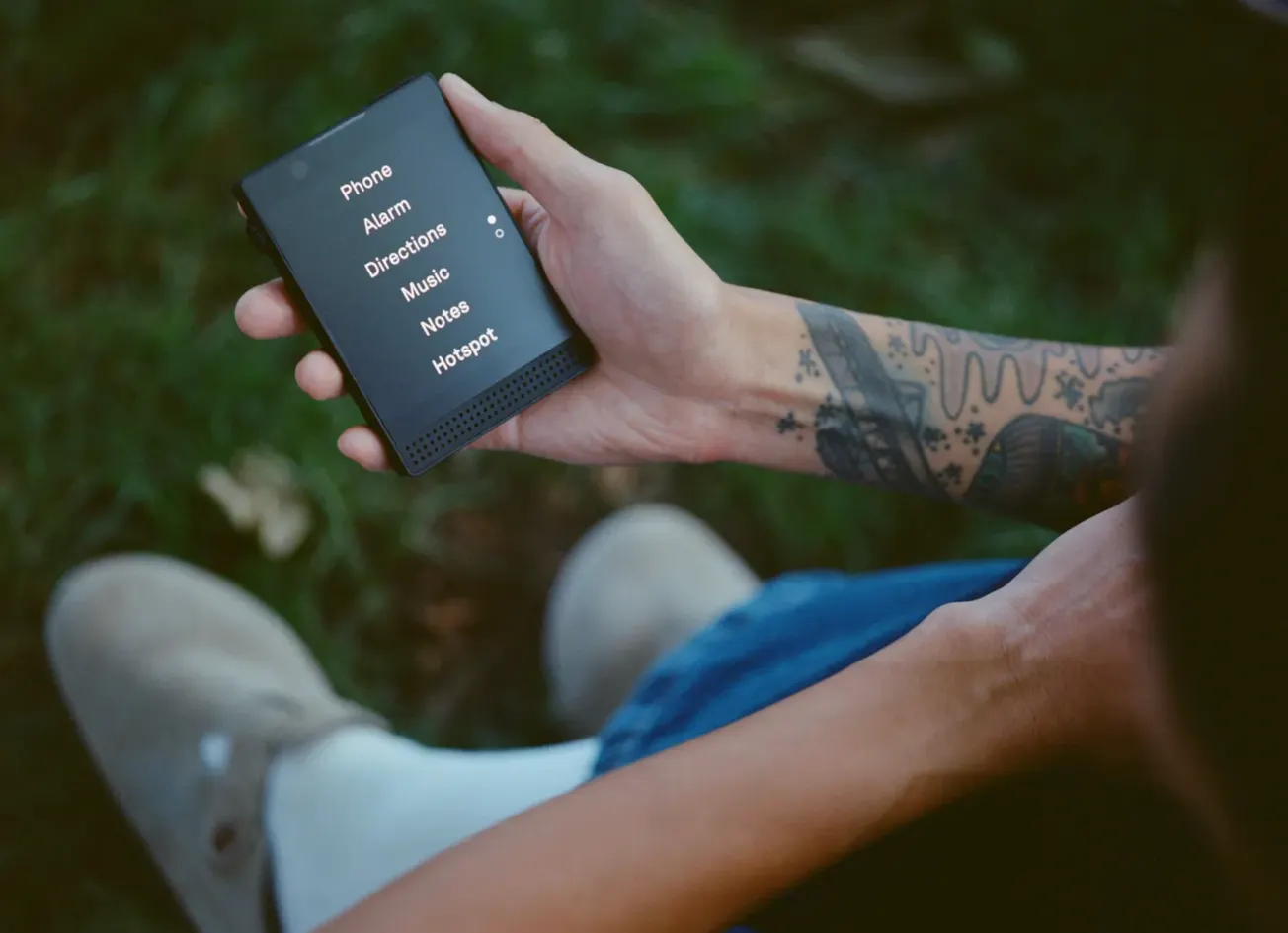 Light presenta il suo ultimo telefono minimale, ora con uno schermo OLED ma ancora senza app "addictive"