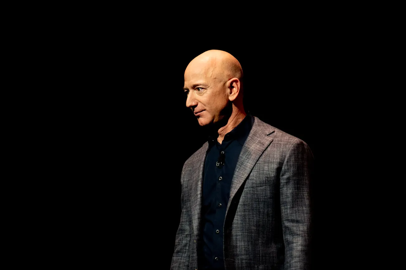 Jeff Bezos venderà azioni Amazon per un valore di circa 5 miliardi di dollari dopo che il titolo ha raggiunto un massimo storico