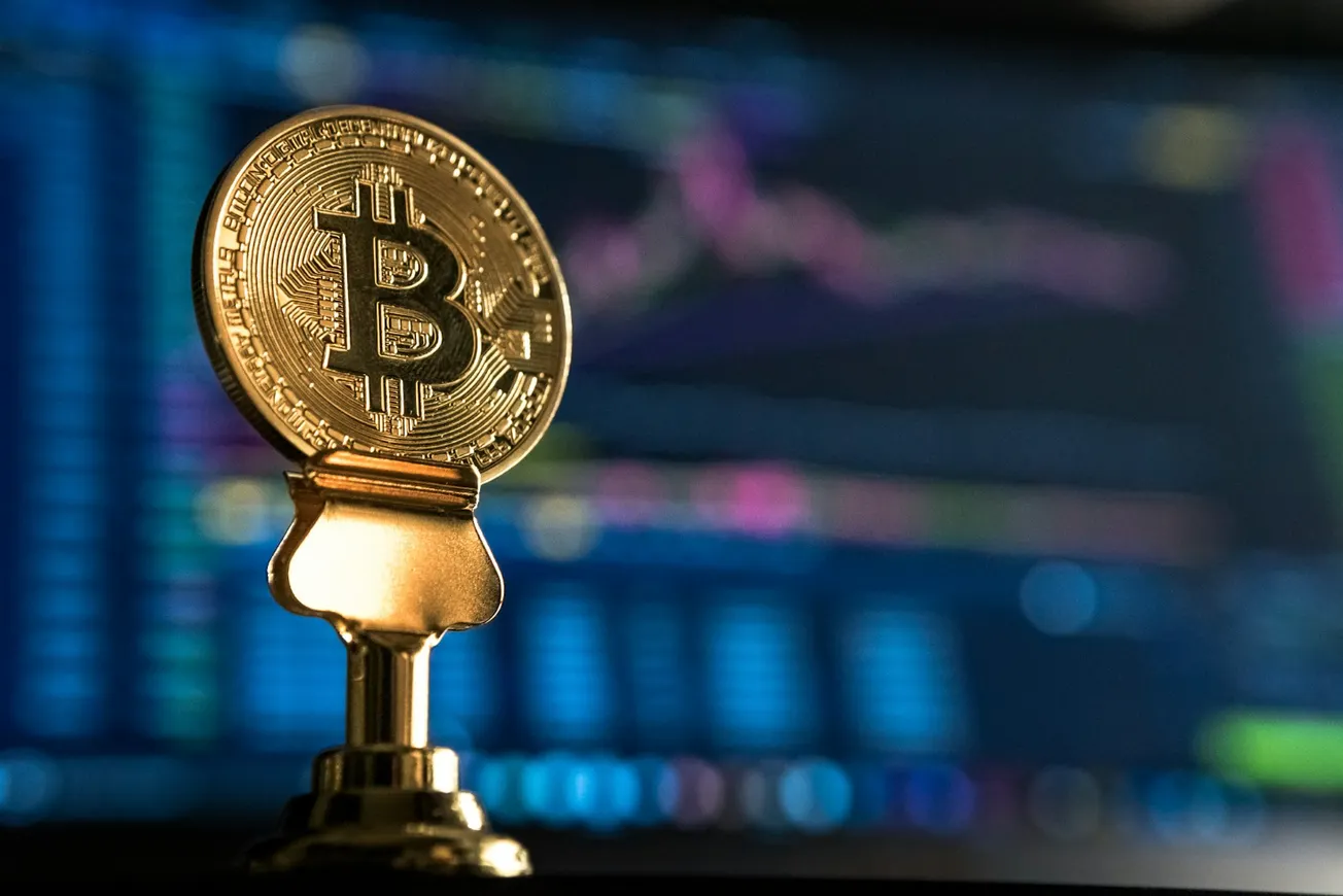Bitcoin scende al minimo in due mesi poiché la Fed segnala di non essere ancora pronta a ridurre i tassi