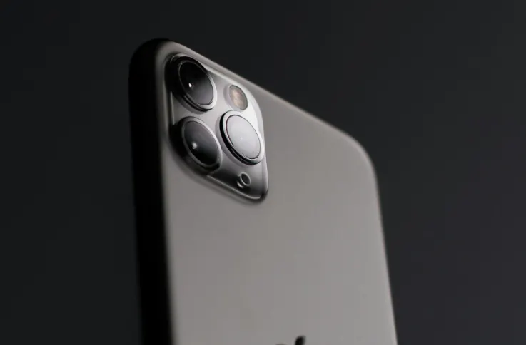 Azioni Apple raggiungono massimo storico grazie all'IA su iPhone — gli analisti prevedono una valutazione di 5 trilioni di dollari