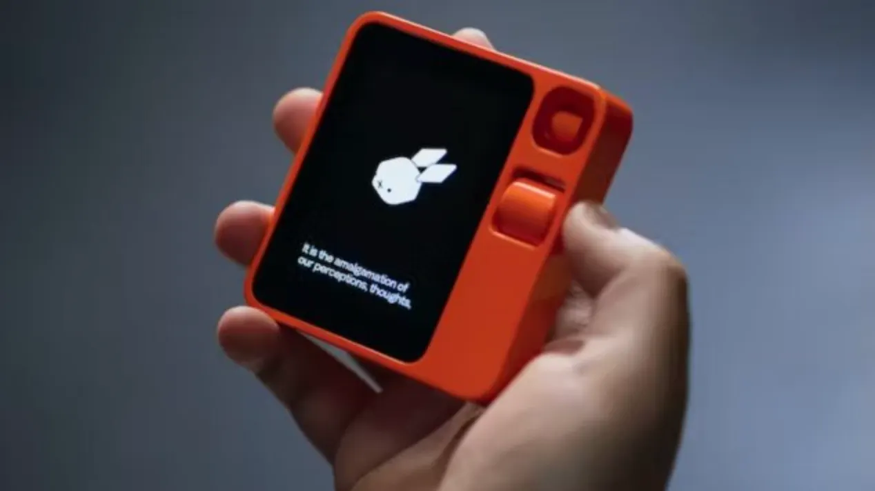 L'assistente AI di Rabbit r1 ha segretamente memorizzato le chat degli utenti e non possono essere cancellate