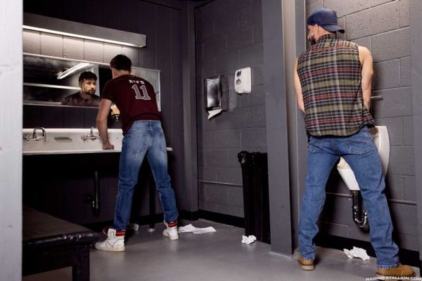 Gay Sex 1.01: Know your washroom cruising signals