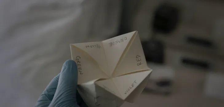 Papierfalt-Orakel "Himmel-und-Hölle" / Screenshot aus der Serie The Sinner