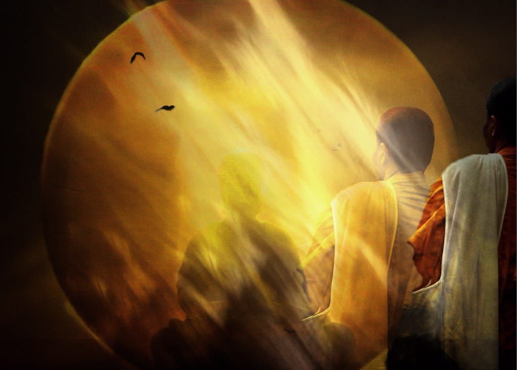 Ein Mensch, in die gleißende Sonne oder ein geballtes großes Ganzes übergehend