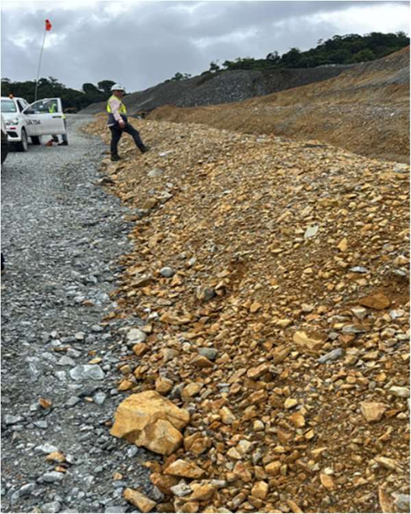 Material del Botadero Sur con coloración oxidada por sulfuros, evidencia de riesgo de drenaje ácido