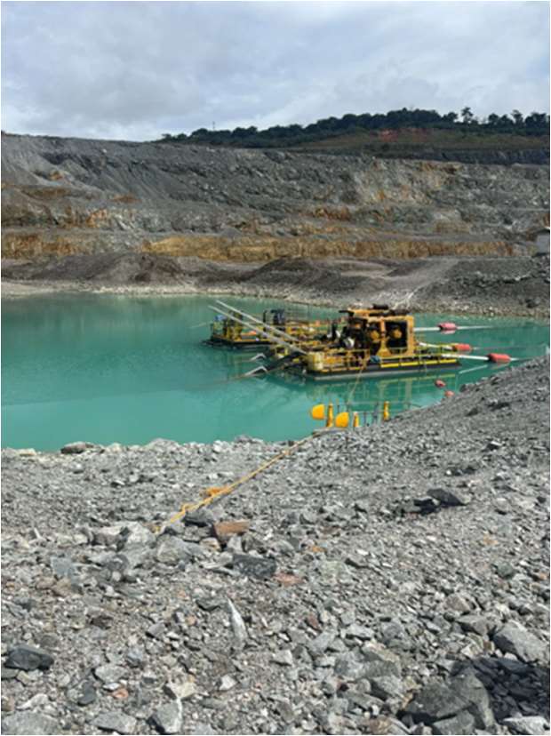 Barcaza de bombeo flotando en el agua turquesa acumulada en el fondo del Tajo Botija