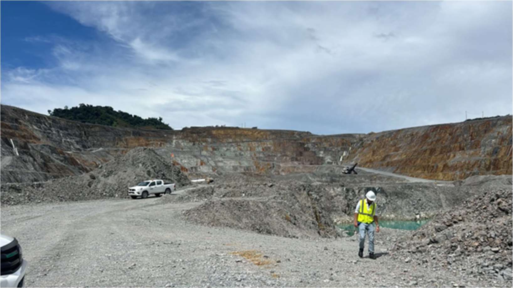 Auditor de SGS inspeccionando el nivel inferior del Tajo Botija con agua turquesa visible