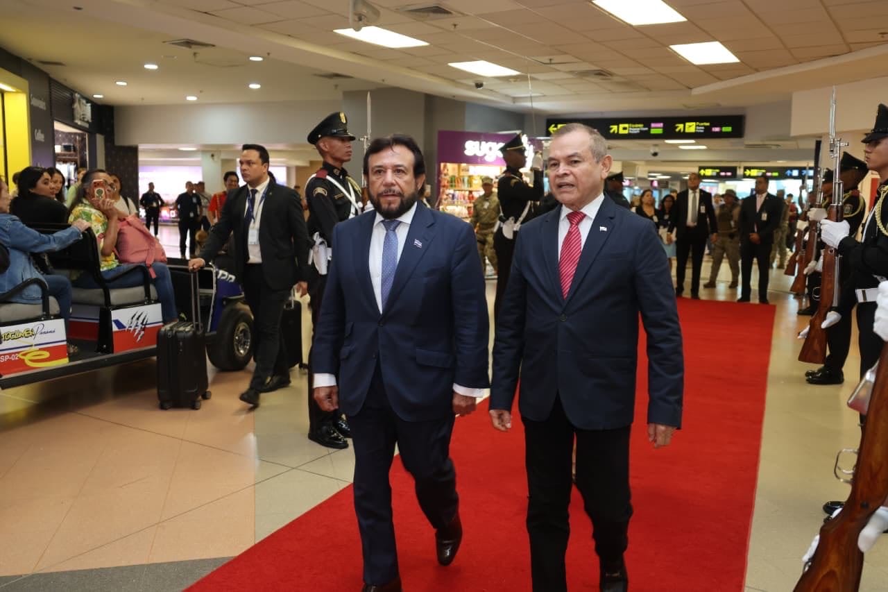 El presidente de Guatemala, Bernardo Arévalo, a su llegada al Aeropuerto Internacional de Tocumen
