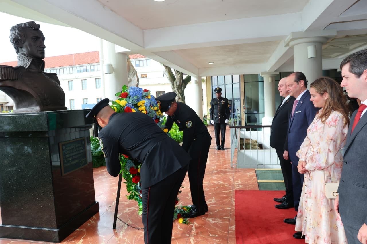 Ofrenda de corona floral al busto de Bolívar en los actos del Bicentenario