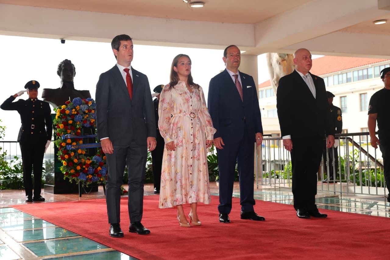 Delegaciones en la ofrenda floral ante el busto de Simón Bolívar, Palacio Bolívar, Casco Antiguo