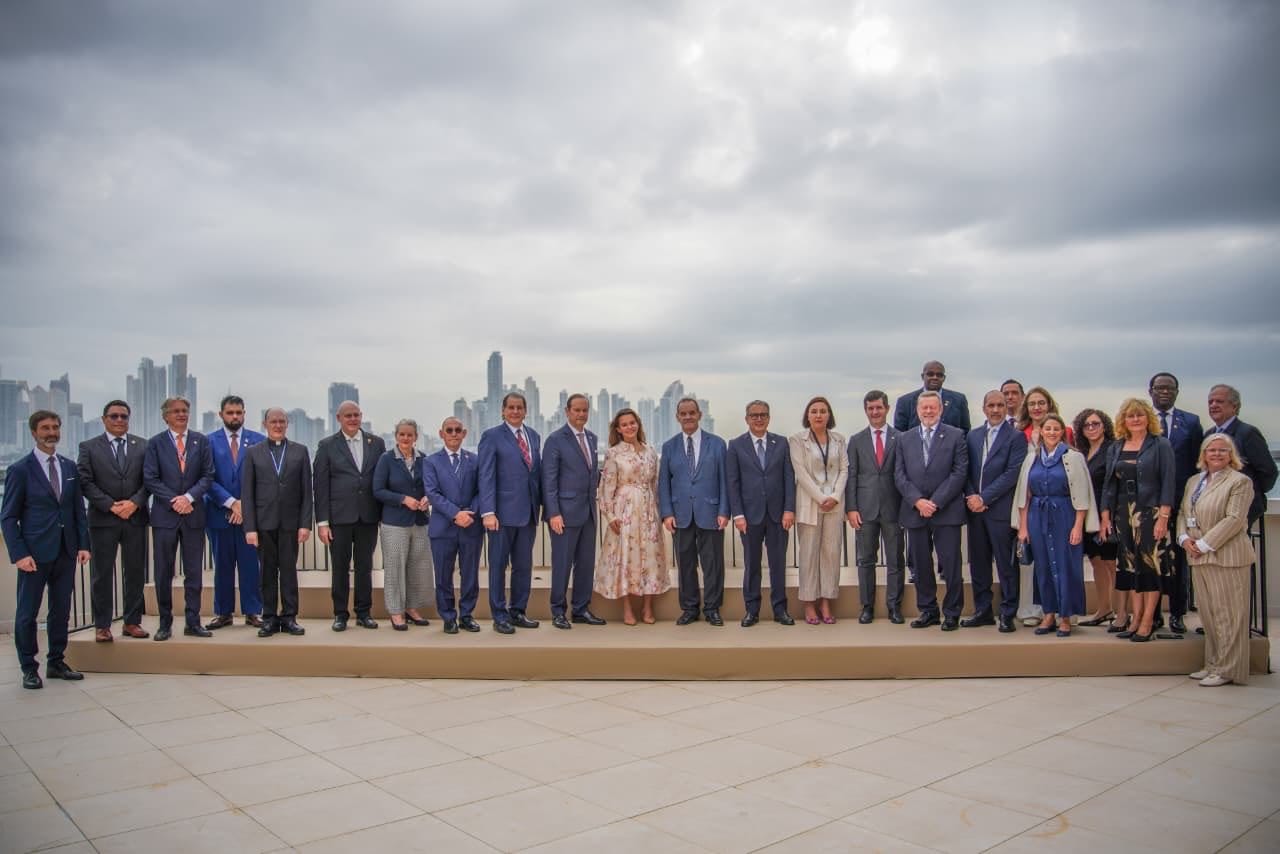 Foto grupal de delegaciones del Bicentenario del Congreso Anfictiónico con el skyline de Ciudad de Panamá