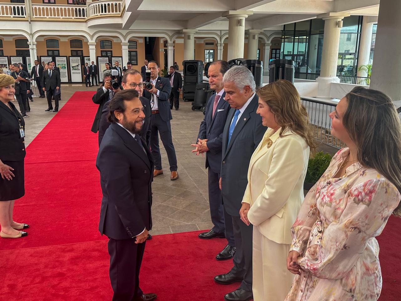 El presidente Mulino recibe a un delegado en el patio del Palacio Bolívar