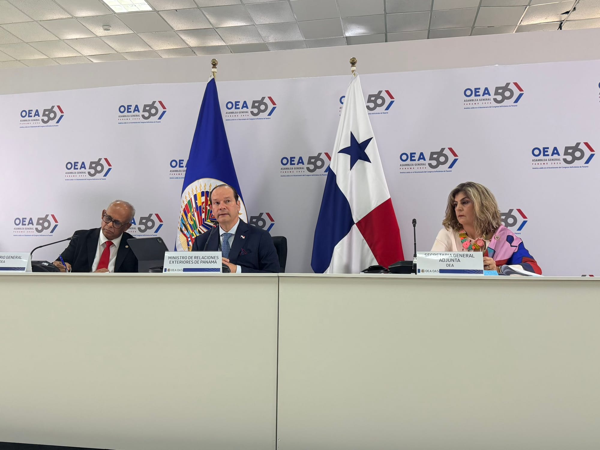 El Canciller de Panamá y el Secretario General de la OEA en rueda de prensa de apertura