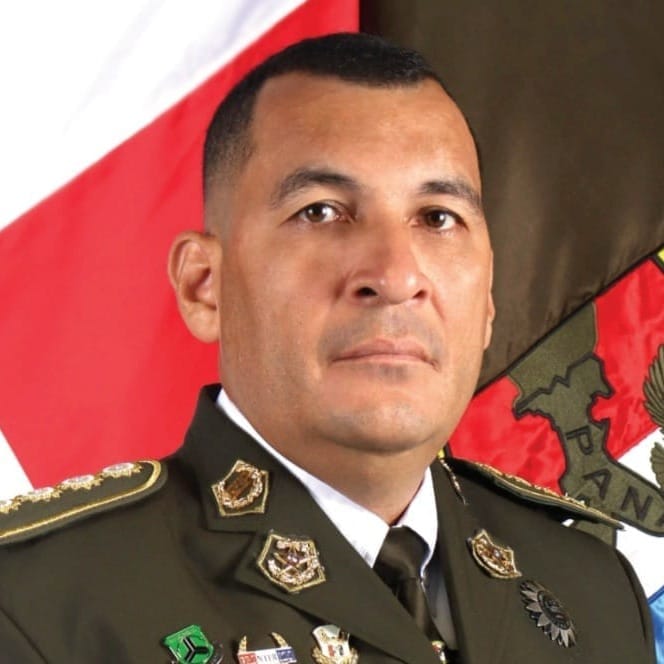 Larry Solís