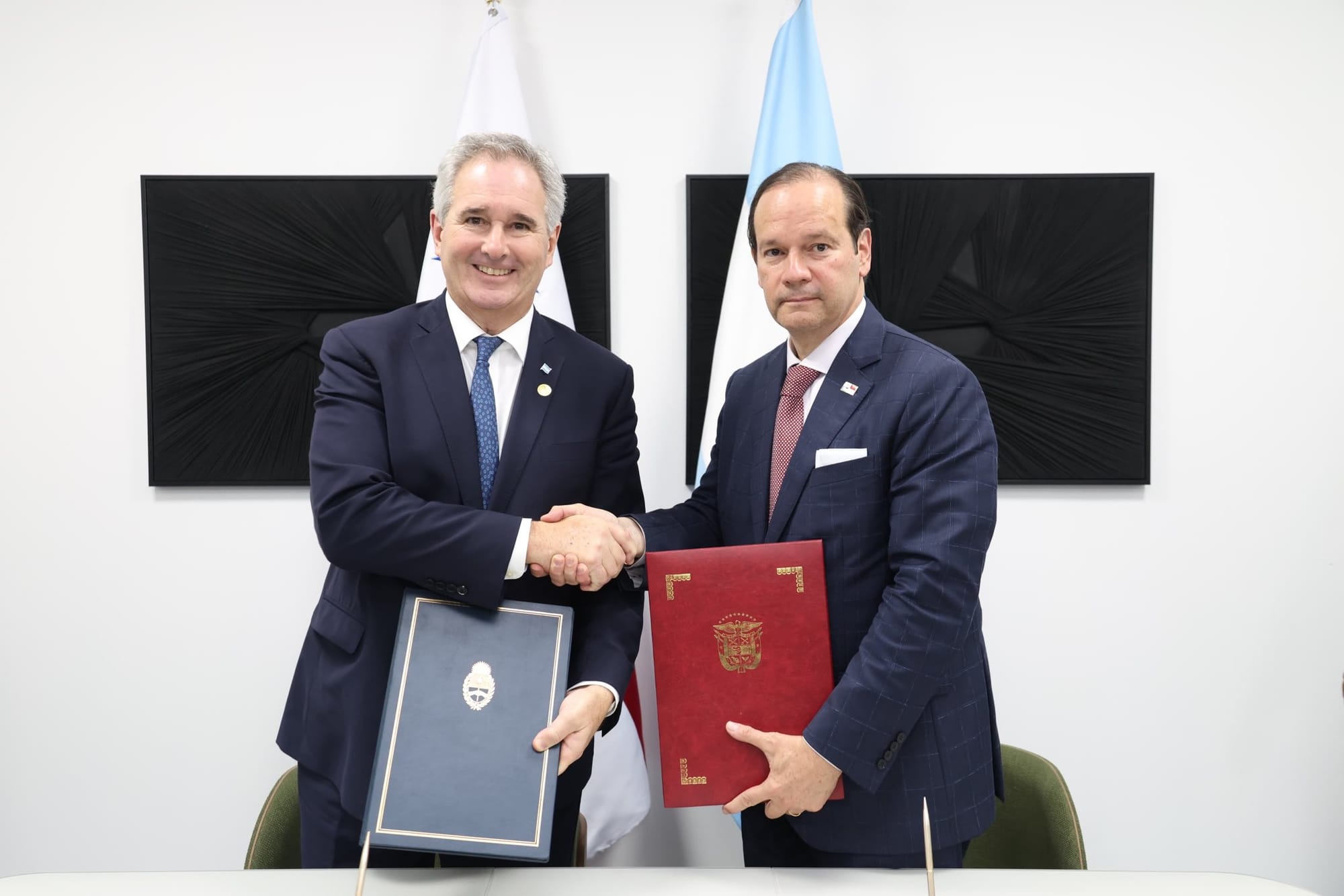 Cancilleres de Panamá y Argentina intercambian carpetas tras la firma del acuerdo bilateral